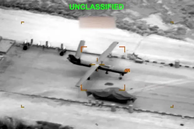 صورة من مقطع بثته القيادة المركزية الأميركية لمسيرة انتحارية على مدرج في موقع غير معروف أثناء الهجوم على إيران (رويترز)
