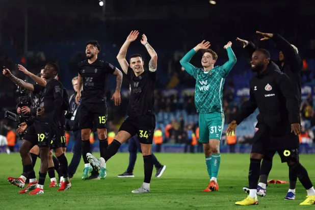 فرحة لاعبي سندرلاند بالفوز على ليدز بملعبه (رويترز)