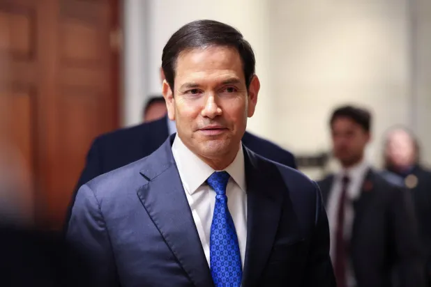 وزير الخارجية الأميركي ماركو روبيو يسير في مبنى الكابيتول في العاصمة واشنطن 3 مارس 2026 (رويترز)