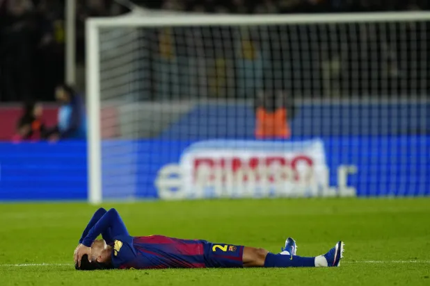 جواو كانسيلو لاعب برشلونة منهارا بعد فشل الفريق في التأهل لنهائي كأس الملك (إ.ب.أ)