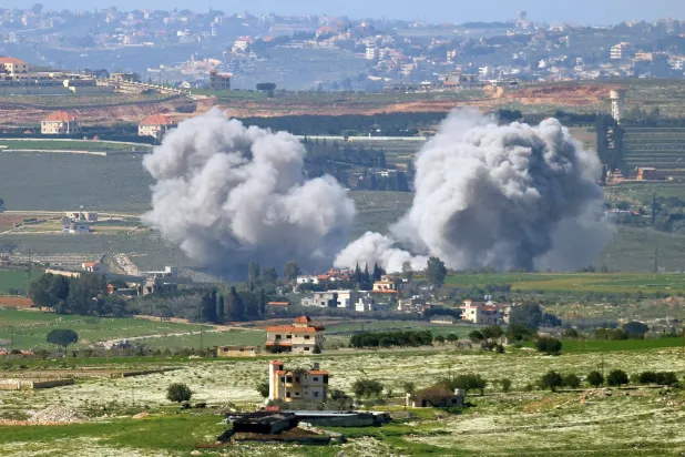 الدخان يتصاعد جراء غارات إسرائيلية استهدفت منطقة كفرتبنيت في جنوب لبنان (أ.ف.ب)