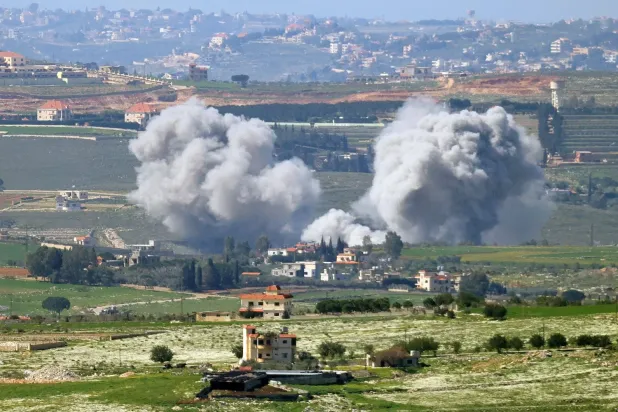 İsrail'in Lübnan'ın güneyindeki Kfar Tebnit bölgesini hedef alan hava saldırılarından yükselen dumanlar (AFP)