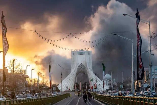 الدخان يتصاعد في طهران بعد غارة جوية أمس (المصدر لاحقاً)