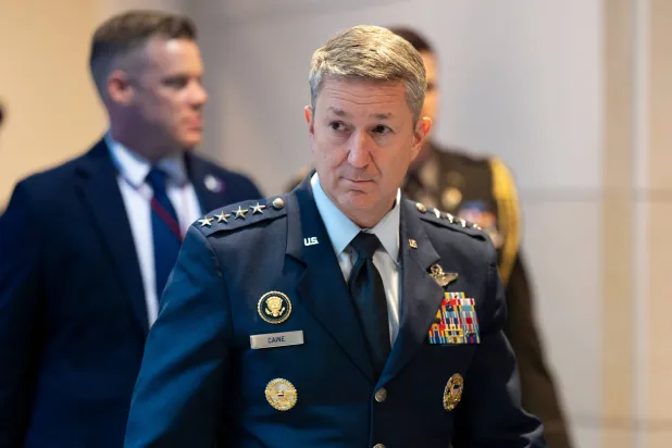 رئيس هيئة الأركان المشتركة الجنرال دان كين لحظة وصوله إلى مجلس الشيوخ لتقديم إفادته حول حرب إيران (ا.ب)