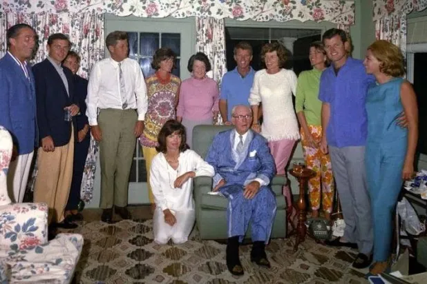 آل كينيدي يحتفلون بعيد ميلاد جوزيف كينيدي الأب في سبتمبر 1963 (مكتبة جون كينيدي)