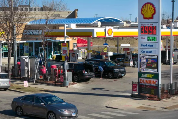 لافتة تعرض أسعار البنزين في محطة وقود بشيكاغو في إيلينوي (أ.ف.ب)