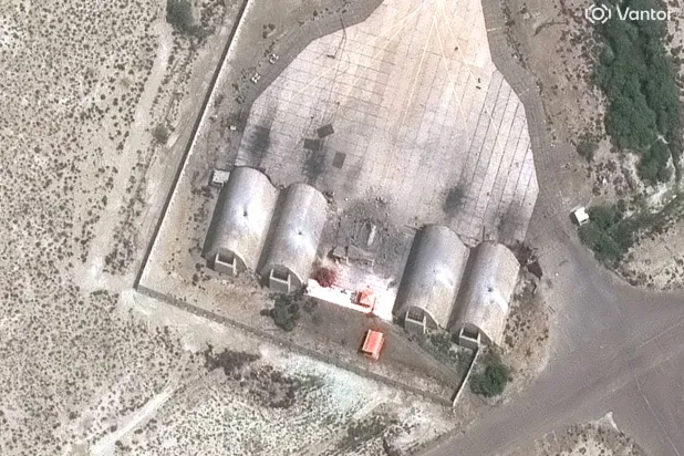 صورة التقطها قمر صناعي تُظهر ملاجئ الطائرات بعد غارات أميركية وإسرائيلية في كوناراك (رويترز)