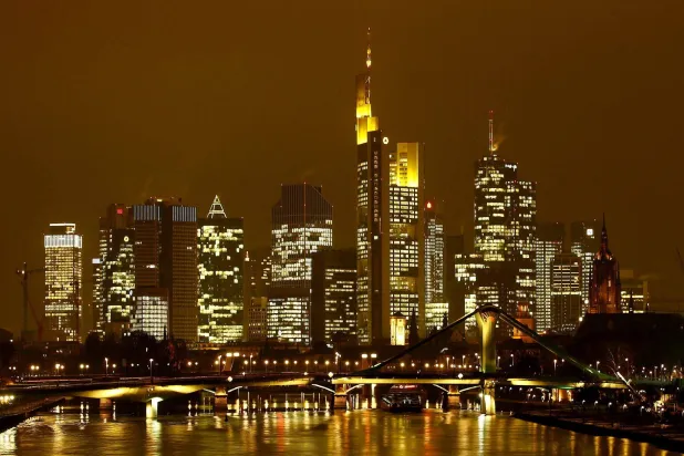 صورة لأفق مدينة فرانكفورت في الحي المصرفي عند غروب الشمس على ضفاف نهر الراين (رويترز)