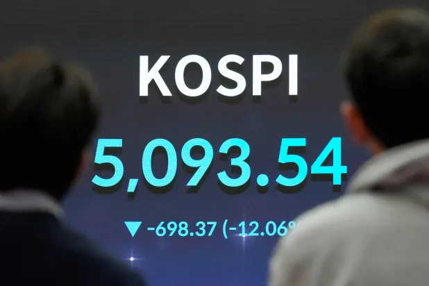 شاشة تعرض مؤشر أسعار الأسهم المركب الكوري (كوسبي) في بورصة كوريا بسيول (أ.ب)