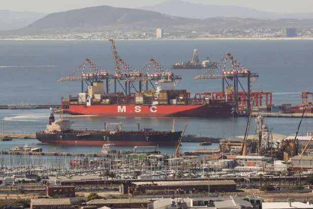 سفن حاويات راسية في ميناء كيب تاون بجنوب أفريقيا (إ.ب.أ)