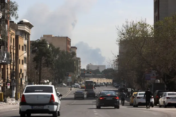 يتصاعد الدخان عقب غارة جوية على طهران اليوم (رويترز)