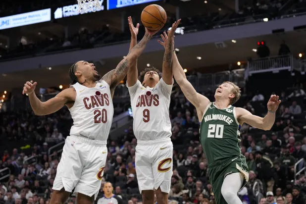 أسقط كليفلاند كافالييرز ضيفه ديترويت بيستونز متصدر المنطقة الشرقية بالفوز عليه 113-109 (رويترز)