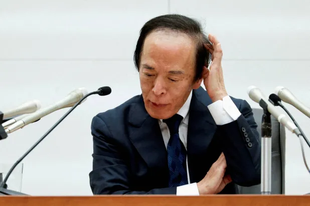 محافظ بنك اليابان المركزي في مؤتمر صحافي سابق بمقر البنك في العاصمة طوكيو (رويترز)