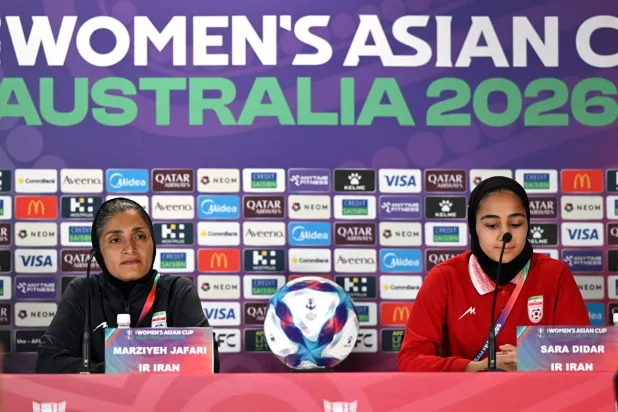 مرضية جعفري وسارة ديدار خلال المؤتمر الصحافي (إ.ب.أ)