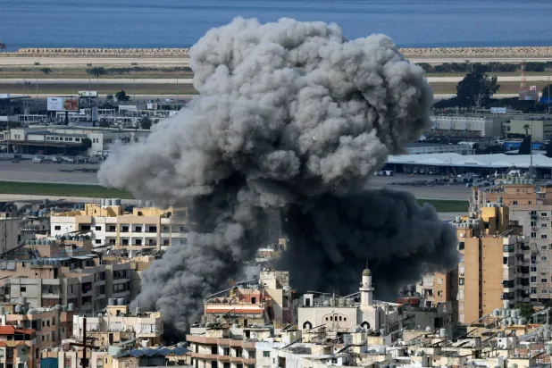 الدخان يتصاعد عقب غارة إسرائيلية على الضاحية الجنوبية لبيروت (إ.ب.أ)