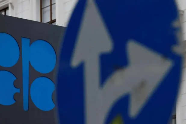 تواصل «أوبك» متابعة وتقييم ظروف السوق بشكل دقيق (رويترز)
