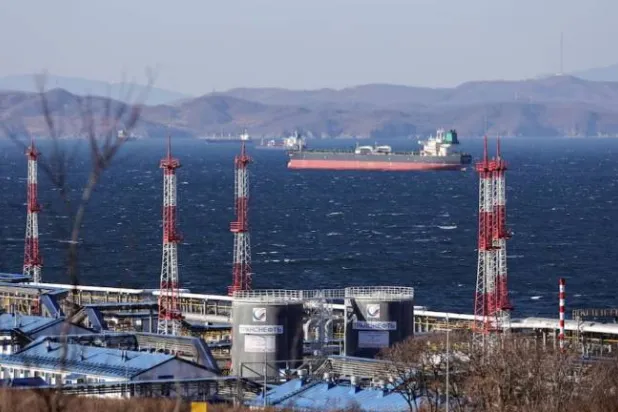 ناقلة النفط الخام «فوجا بلوماينر» ترسو بالقرب من محطة كوزمينو في خليج ناخودكا الروسي (أرشيفية - رويترز)