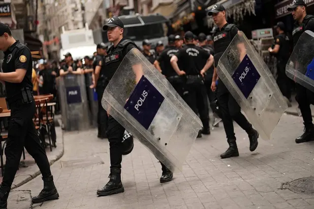 عناصر من الشرطة التركية في إسطنبول (أ.ب)
