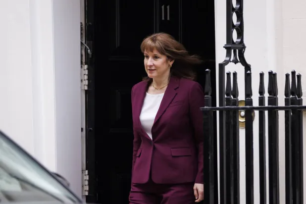 ريفز تغادر 11 داونينغ ستريت (إ.ب.أ)