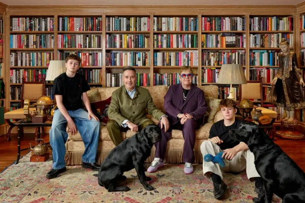 إلتون جون وعائلته في لحظة دفء (المتحف الوطني للبورتريه)