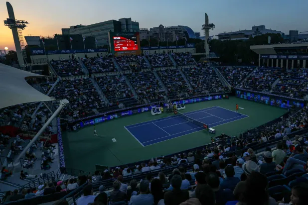 تعذّر على عدد من اللاعبين البارزين بينهم الروسي دانييل ميدفيديف مغادرة الإمارات (إ.ب.أ)