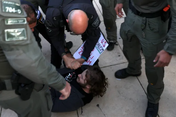 فضّت الشرطة الإسرائيلية مجموعة صغيرة من المتظاهرين في تل أبيب كانوا ينددون بالحرب على إيران (إ.ب.أ)