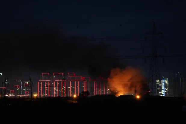 تصاعد الدخان واللهب قرب «مطار أربيل الدولي» في كردستان العراق عقب تفجيرات نفّذتها أنظمة الدفاع الجوي بعمليات اعتراض مكثفة (د.ب.أ)