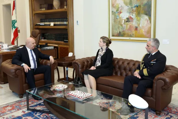 الرئيس حوزيف عون مستقبلاً القائمة بأعمال السفارة الألمانية في بيروت التي اطلعت على الشروحات حول موقف لبنان من التطورات العسكرية وقرار الحكومة تطبيق حصرية السلاح بيد الدولة (الرئاسة اللبنانية)