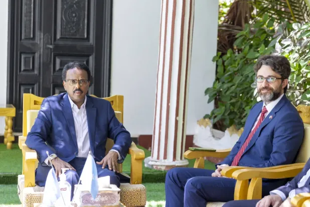 Eski Somali Cumhurbaşkanı Mohammed Abdullahi Farmaajo, Türkiye'nin Mogadişu Büyükelçisi Alper Aktaş ile bir araya geldi (Mogadişu Büyükelçisi Aktaş’ın X hesabı)
