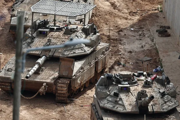 دبابات إسرائيلية على الحدود مع لبنان (إ.ب.أ)