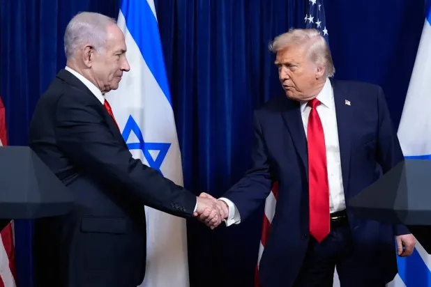 29 Aralık 2025 tarihinde Florida, Palm Beach’teki Mar-a-Lago’da düzenlenen basın toplantısının sonunda ABD Başkanı Donald Trump ile İsrail Başbakanı Binyamin Netanyahu el sıkışırken (AP)