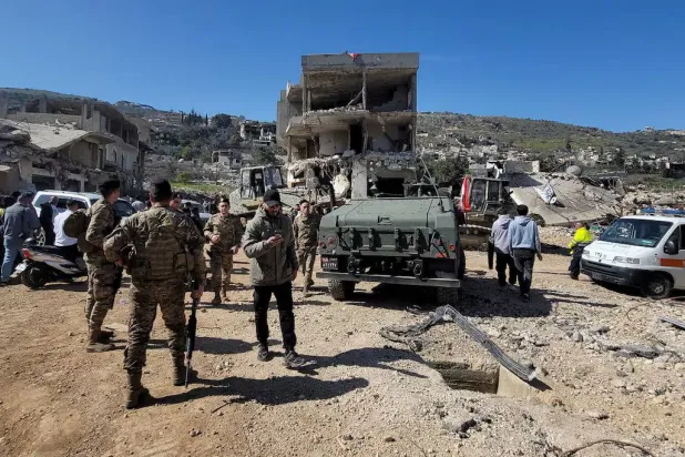 أفراد من الجيش اللبناني وسكان محليون يتفقدون الأضرار في قرية كفركلا بجنوب لبنان يوم 18 فبراير 2025 (رويترز)