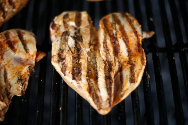 يُعد البروتين ضرورياً للحفاظ على العضلات (أرشيفية - رويترز)