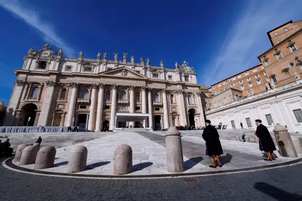 ساحة القديس بطرس في الفاتيكان (رويترز)