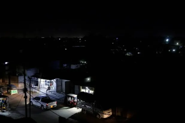 صورة عامة من بغداد أثناء انقطاع التيار الكهربائي (رويترز-أرشيفية)