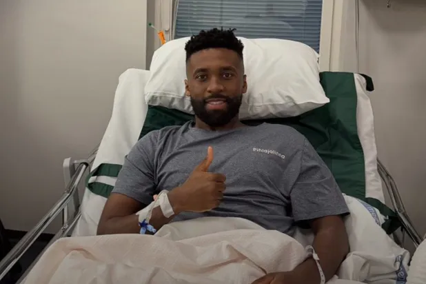 اليامي على السرير الأبيض بعد إجرائه العملية (موقع النادي)