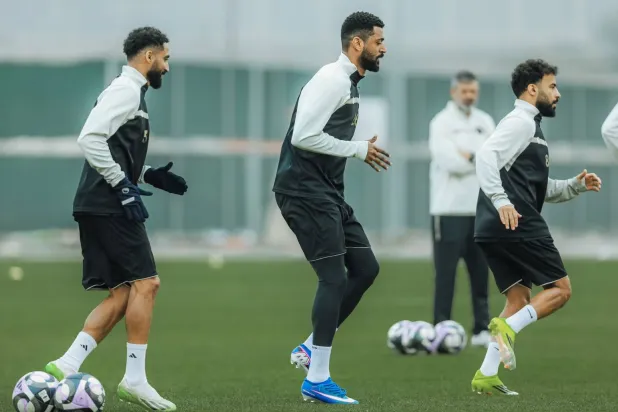 لاعبو ضمك خلال تدريباتهم الأخيرة (موقع النادي)