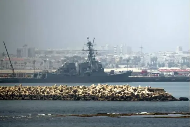 İspanya'nın güneyindeki Rota'da bulunan ABD-İspanyol deniz üssünde demirlemiş bir savaş gemisi (AFP)