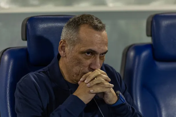 دونيس مدرب الخليج (تصوير: عيسى الدبيسي)