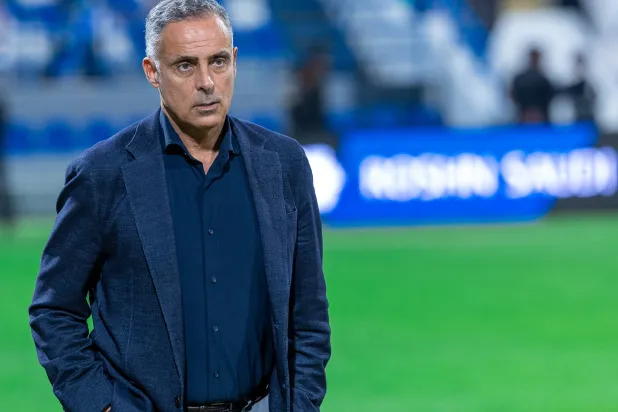 غوميز مدرب الفتح (تصوير: عيسى الدبيسي)