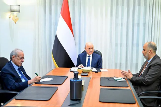 رئيس مجلس القيادة الرئاسي اليمني رشاد العليمي يقود تدابير لمواجهة تداعيات التصعيد الإقليمي (سبأ)