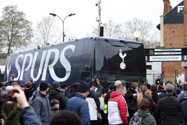 حافلة توتنهام محاطة بالجماهير قبل إحدى المباريات في الدوري الإنجليزي (رويترز)