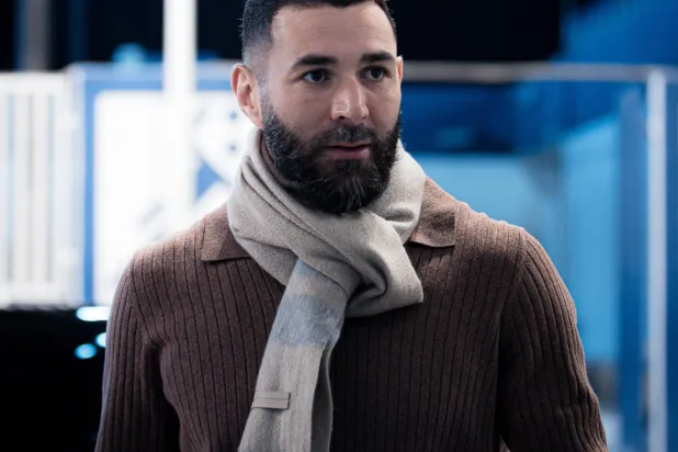 بنزيمة في طريقه لتدريبات الهلال (موقع النادي)