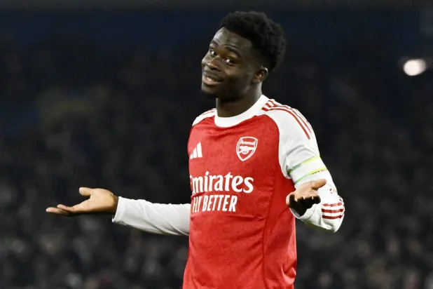 ساكا محتفلا بالهدف على طريقته الخاصة (رويترز)