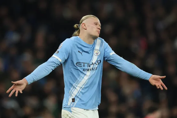 هالاند متحسرا بعد إحدى الفرص أمام نوتنغهام (رويترز)