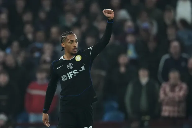 بيدرو محتفلا بأحد أهدافه في المباراة (أ.ب)