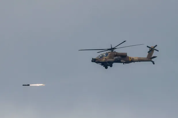 مروحية إسرائيلية تطلق النيران أثناء تحليقها على الحدود مع لبنان (أ.ف.ب)