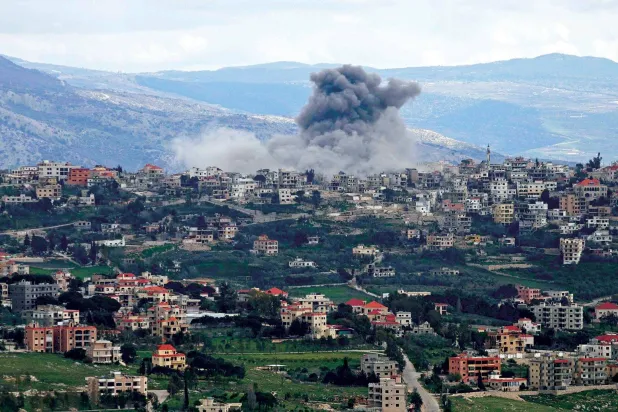  الدخان يتصاعد من مدينة الخيام بعد قصف إسرائيلي استهدف أحد أحيائها بالتزامن مع توغل الدبابات فيها (أ.ف.ب)