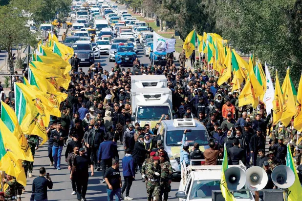  تشييع في بغداد لعناصر من «حزب الله» العراقي قُتلوا بغارة استهدفت مقراً لـ«الحشد الشعبي» (رويترز)