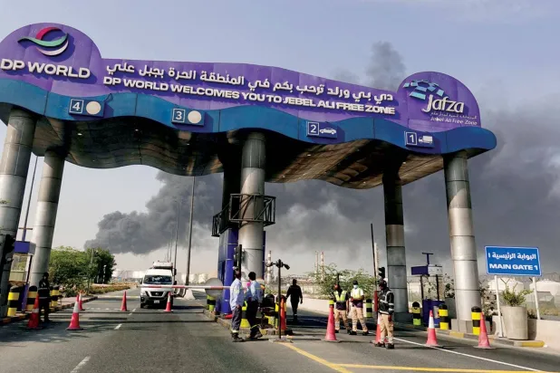  تصاعد الدخان من ميناء جبل علي بالإمارات بعد هجوم إيراني (رويترز)